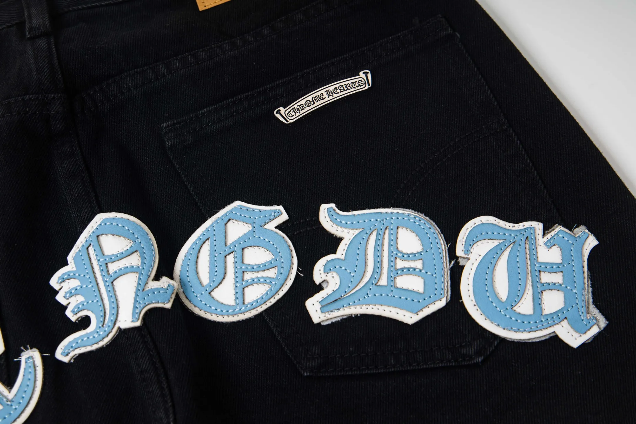 P260 Chrome Hearts Black Pants, Sanskrit Blue and White Multi-Leather Jeans. CH jeans need to be washed and then disassembled and hand-stitched with sheepskin cross leather and then spliced ​​together. The whole piece has too many craftsmanship to explain. The patchwork is decorated with cross patterns and the high-waisted washed jeans! ! Absolutely high-end luxury products, god-level single products and super popular products, made with top heavy industry, a must-see magic weapon. Customized hardware. The fabric is thick and soft after washing. It has good breathability. Customized small leather label. Unique design. The details are simple and elegant, and the workmanship is exquisite. The entire trousers are neatly routed and the details are in place! It’s so cool that both men and women can easily control the genderless trend! Style number: 1801# Color: black Size: 28 30 32 34